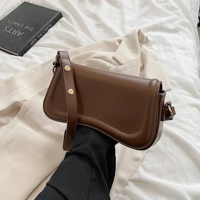 Cadence Handtasche aus veganem Leder mit gewellter Klappe - Image 4