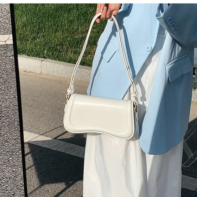 Cadence Handtasche aus veganem Leder mit gewellter Klappe - Image 5