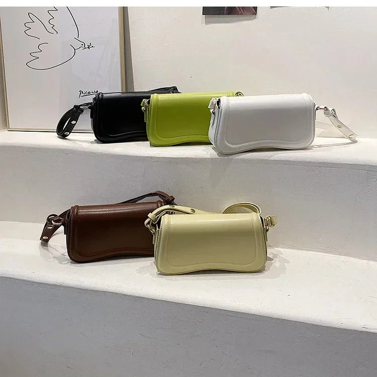 Cadence Handtasche aus veganem Leder mit gewellter Klappe - Image 6