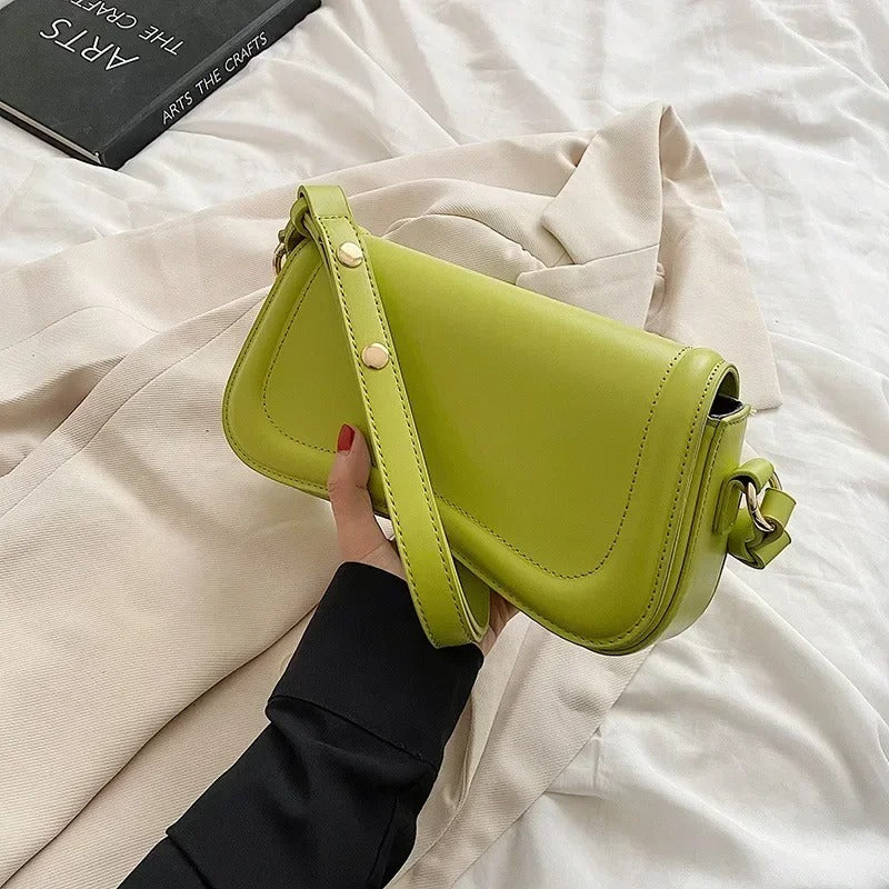 Cadence Handtasche aus veganem Leder mit gewellter Klappe - Image 7