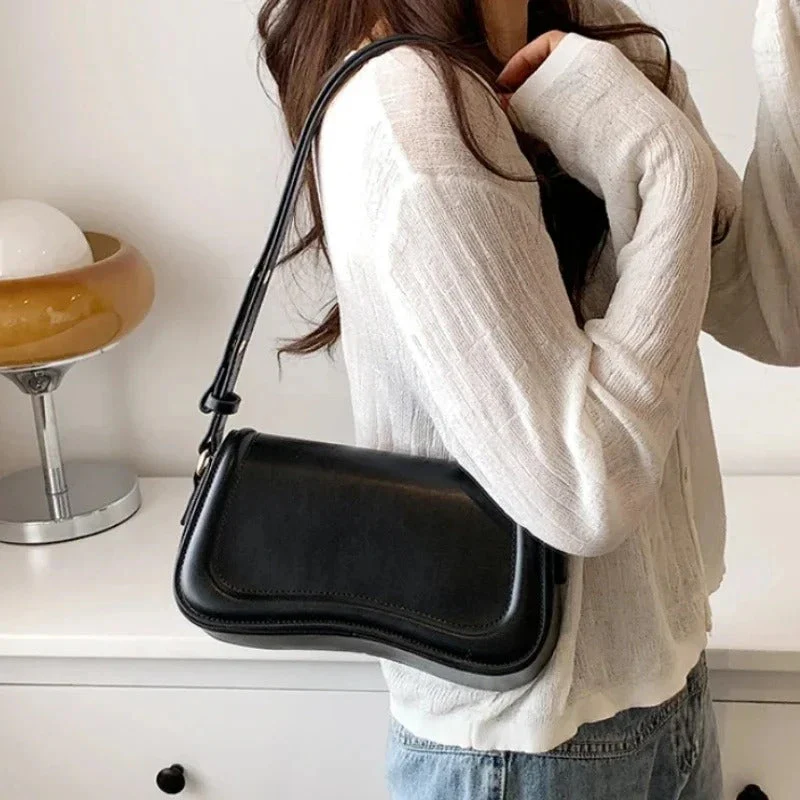 Cadence Handtasche aus veganem Leder mit gewellter Klappe - Image 8