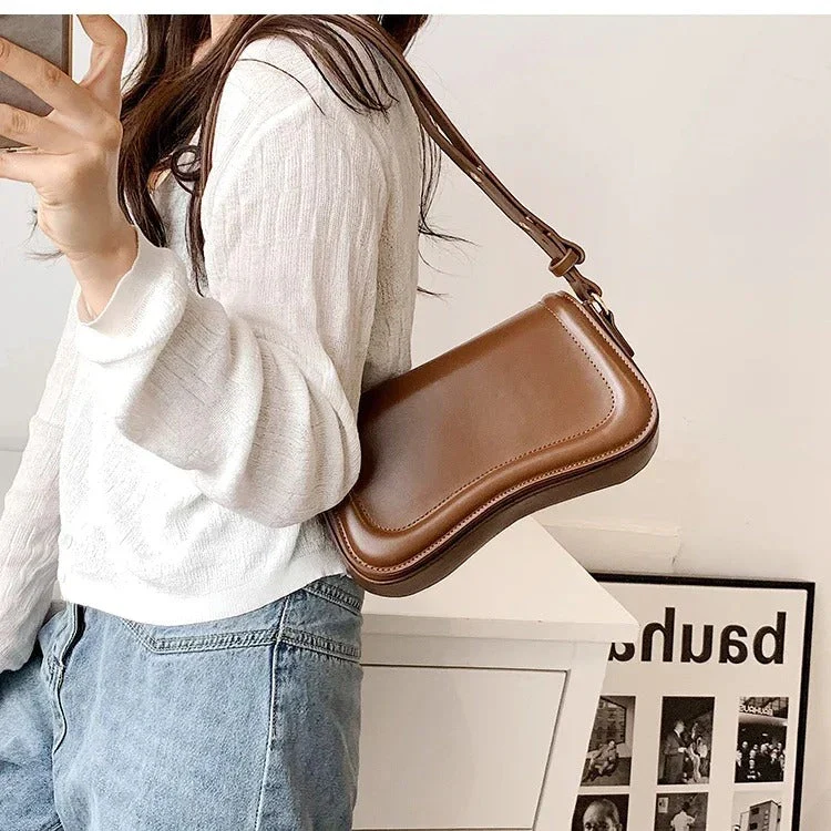 Cadence Handtasche aus veganem Leder mit gewellter Klappe - Image 9