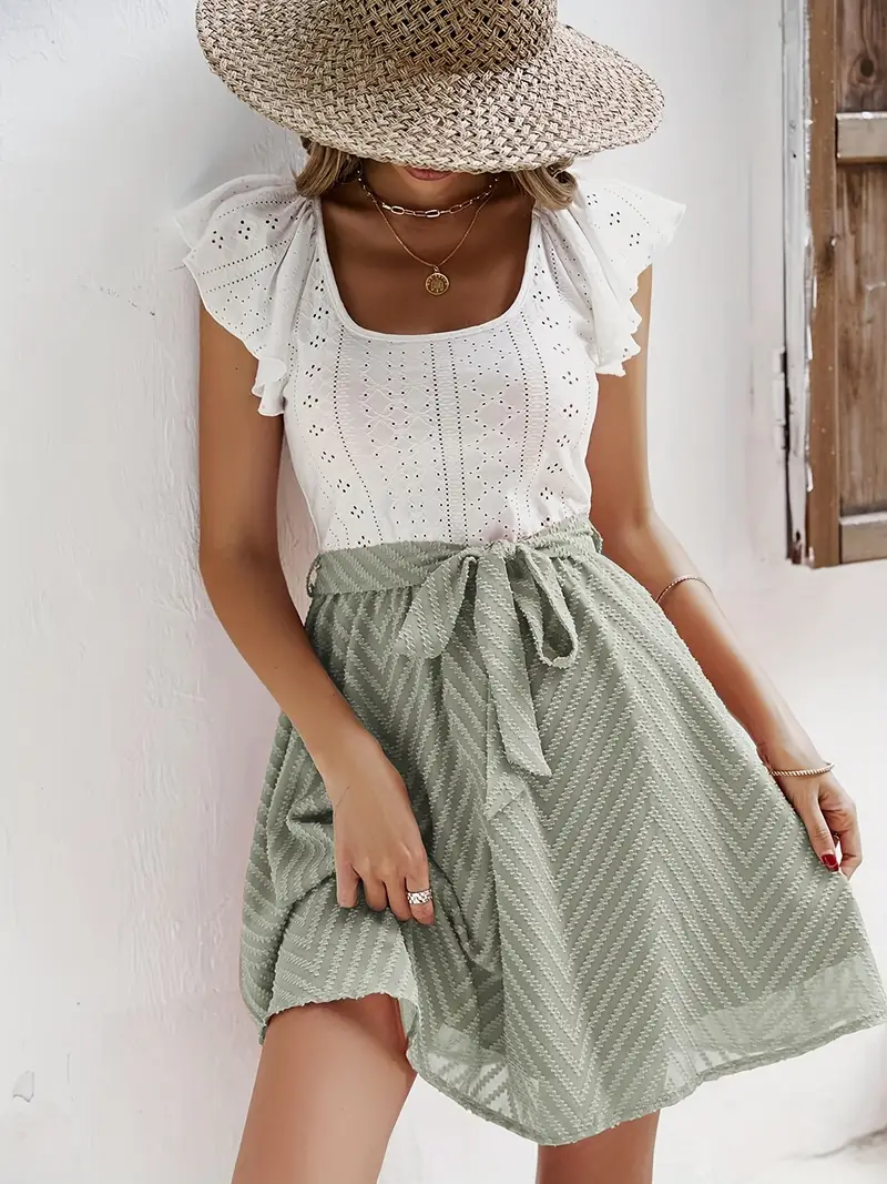 Caliah – Charmantes Kleid mit Rüschenärmeln und Ösen - Image 10