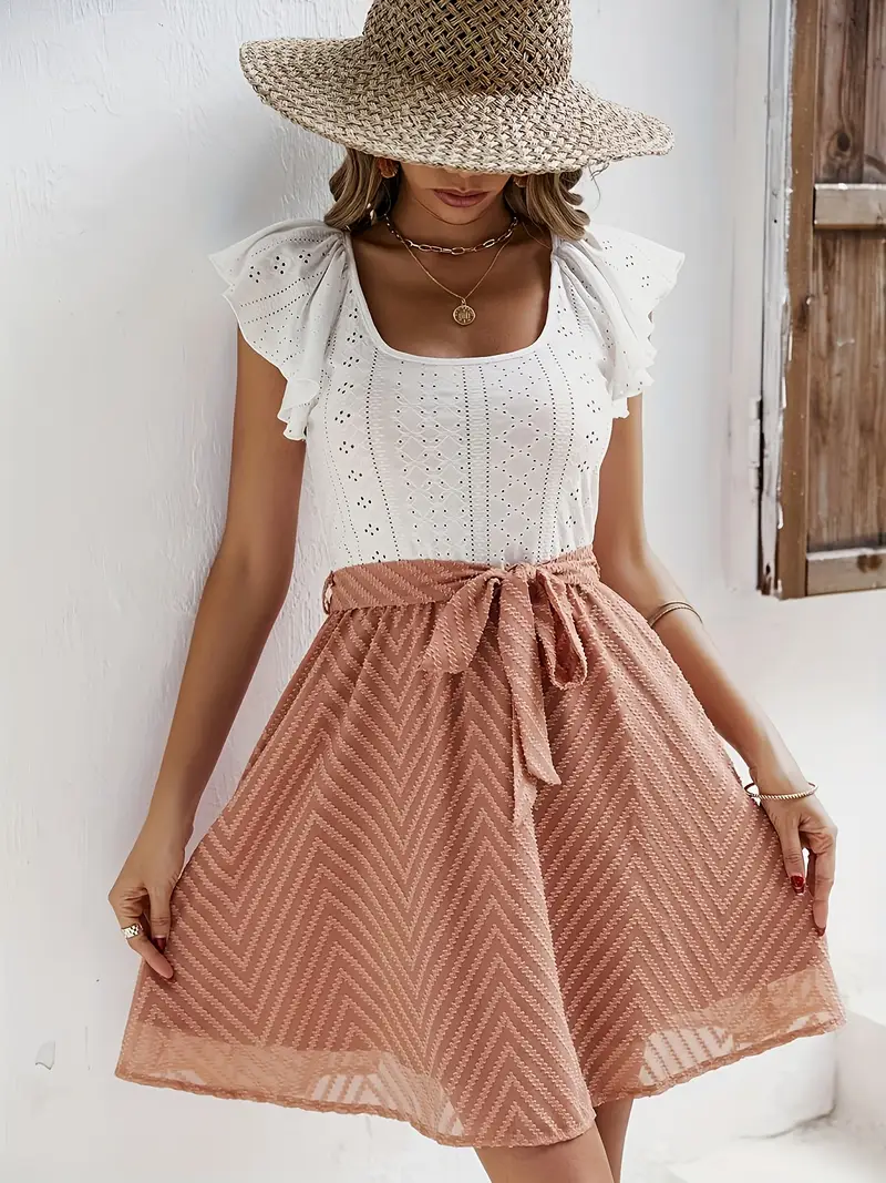 Caliah – Charmantes Kleid mit Rüschenärmeln und Ösen - Image 16
