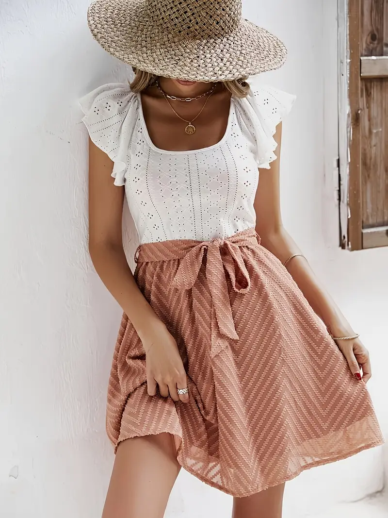 Caliah – Charmantes Kleid mit Rüschenärmeln und Ösen - Image 3