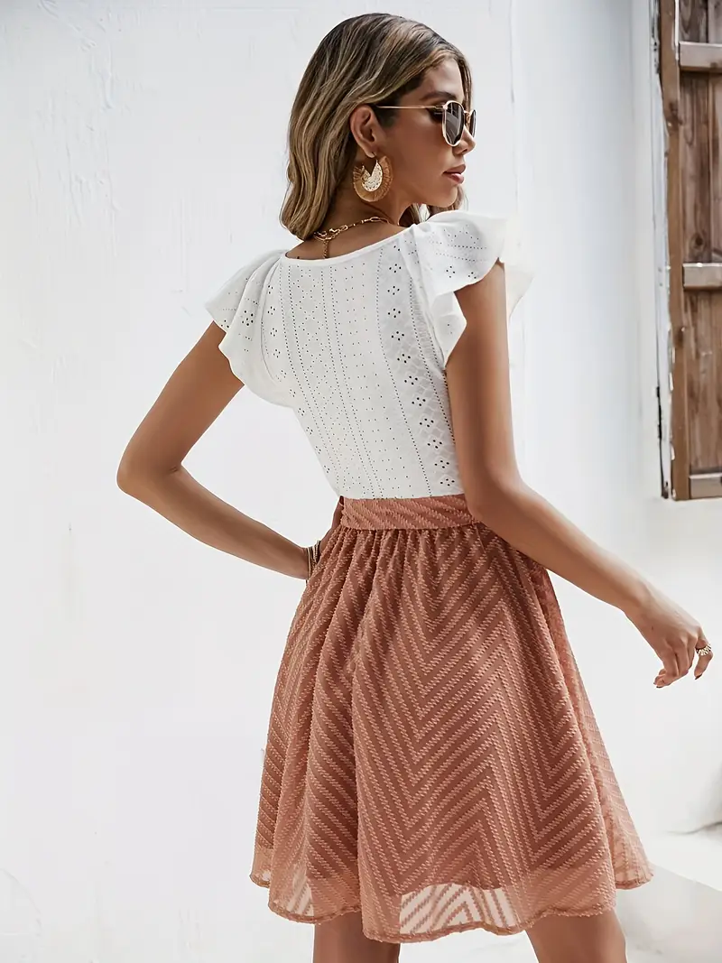 Caliah – Charmantes Kleid mit Rüschenärmeln und Ösen - Image 4