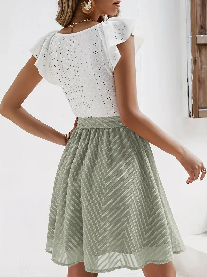 Caliah – Charmantes Kleid mit Rüschenärmeln und Ösen - Image 7