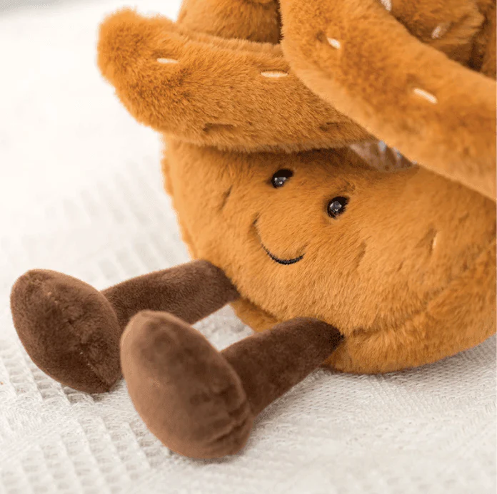 CroissantCuddle | Niedliches, weiches Plüschtier in Form eines Brezelbrots - Image 3