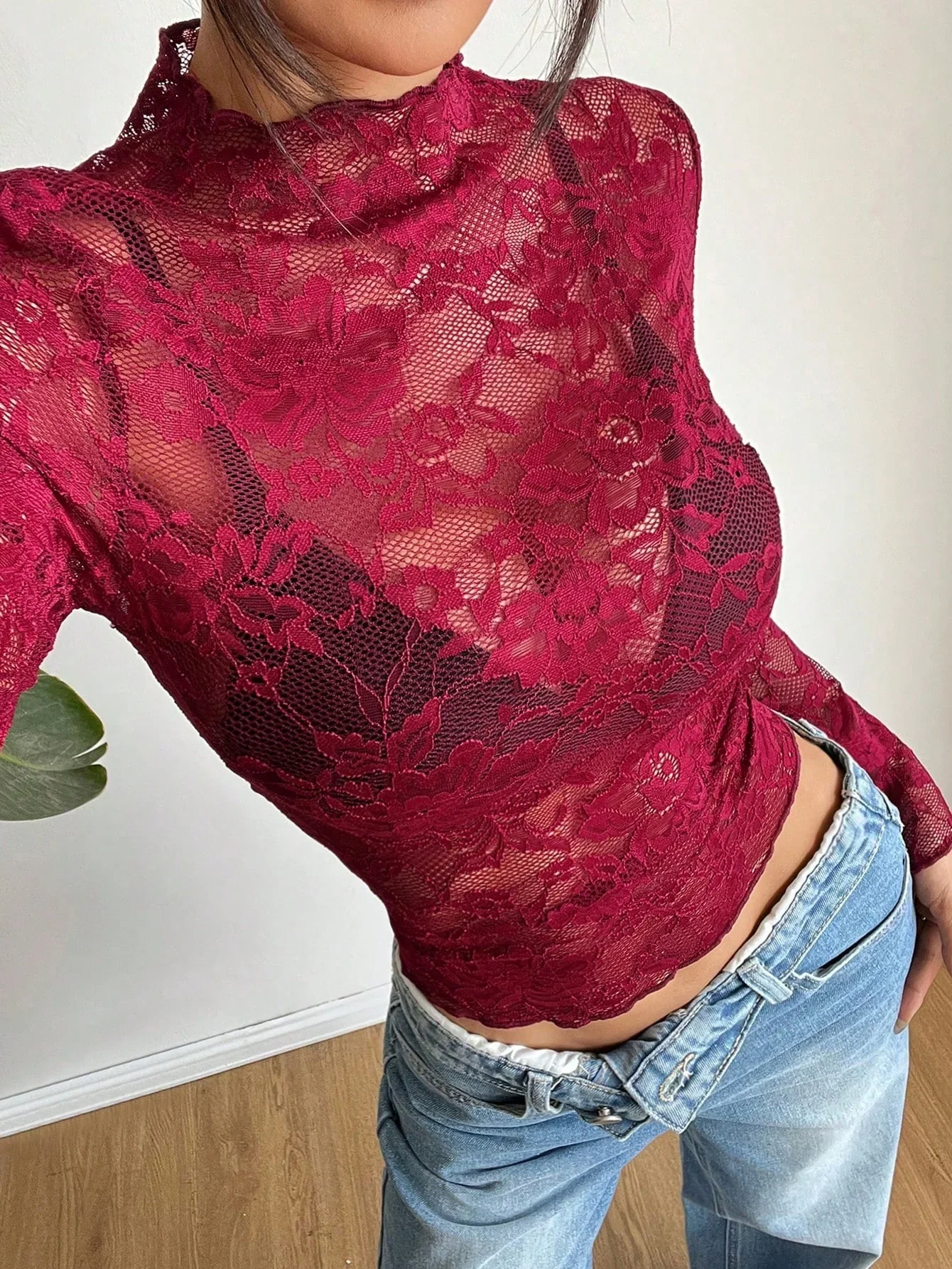 Cropped Spitzenbluse mit langen Ärmeln – Sexy, Transparent & Feminin - Image 4
