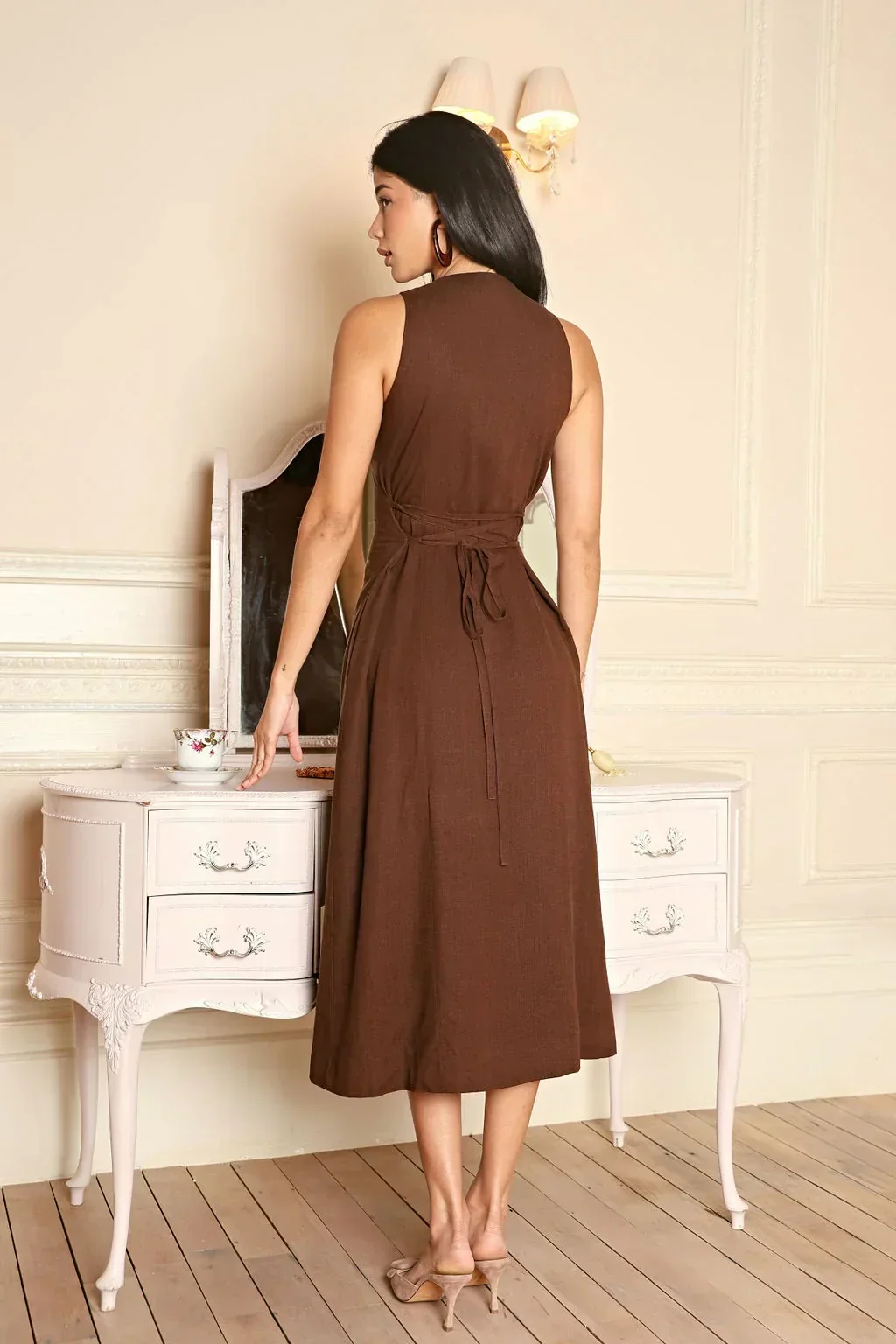 Crystal | Ärmelloses Zuknöpfen Braun Leinen Midikleid mit figurbetonter Passform - Image 2