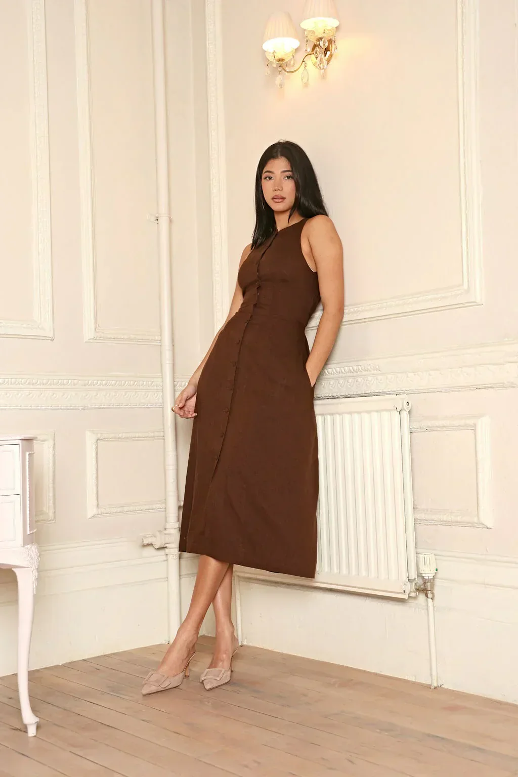 Crystal | Ärmelloses Zuknöpfen Braun Leinen Midikleid mit figurbetonter Passform - Image 3