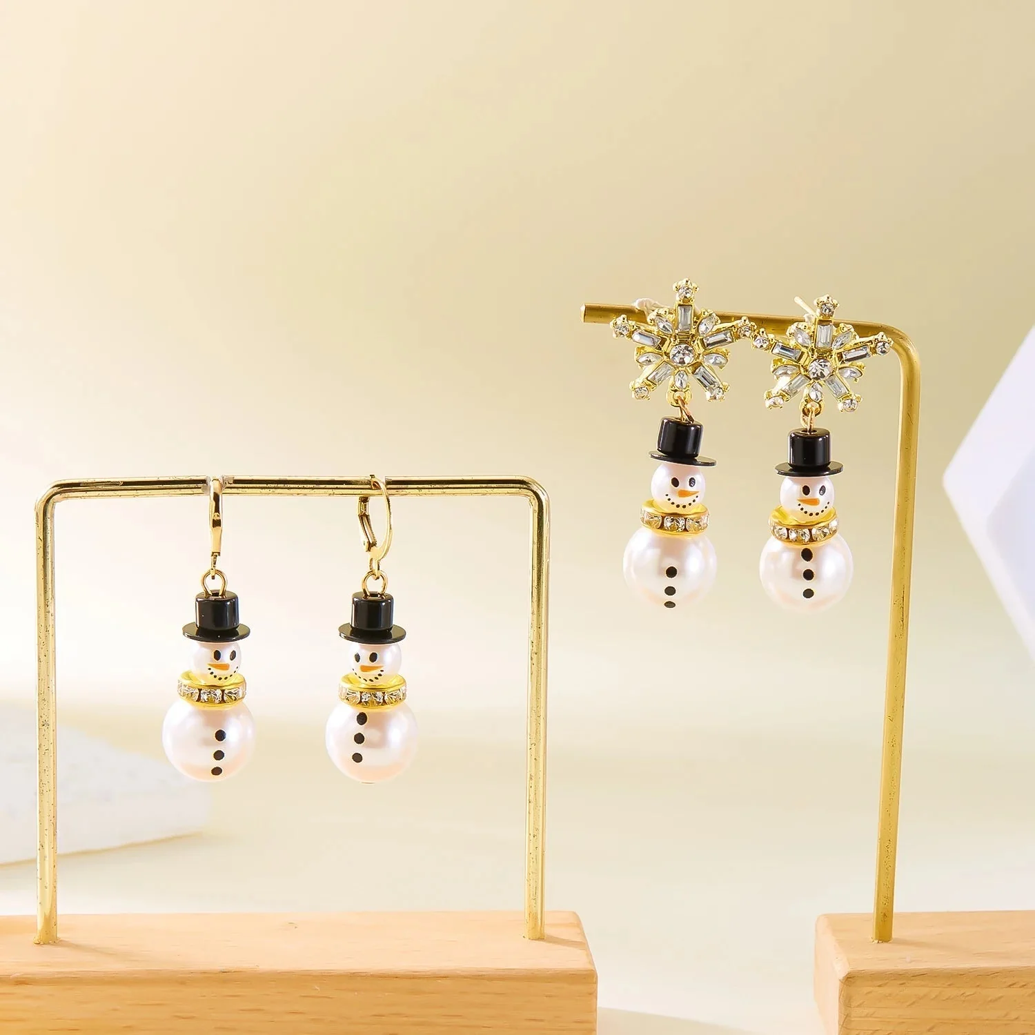 CrystalChill | Glänzende Schneeflocken-Ohrringe – das perfekte Weihnachtsgeschenk - Image 2