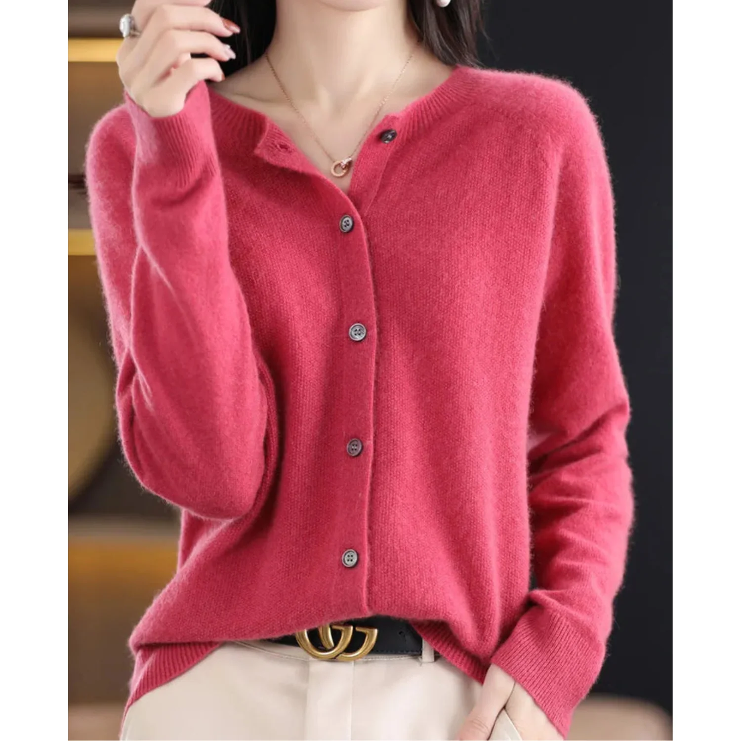 DANIELLE | Damen-Strickjacke mit Rundhalsausschnitt aus reiner Merinowolle - Image 2
