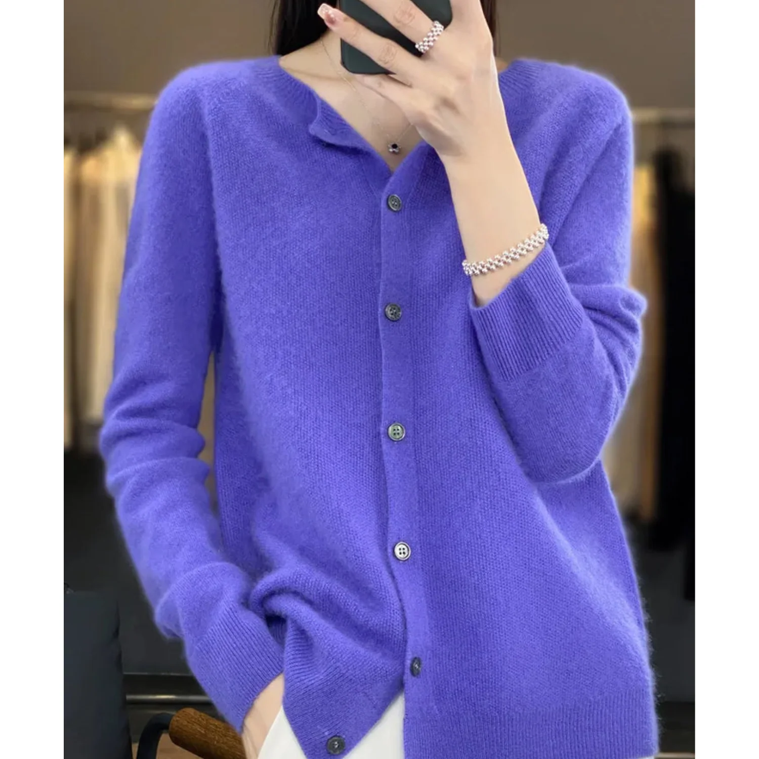 DANIELLE | Damen-Strickjacke mit Rundhalsausschnitt aus reiner Merinowolle - Image 4