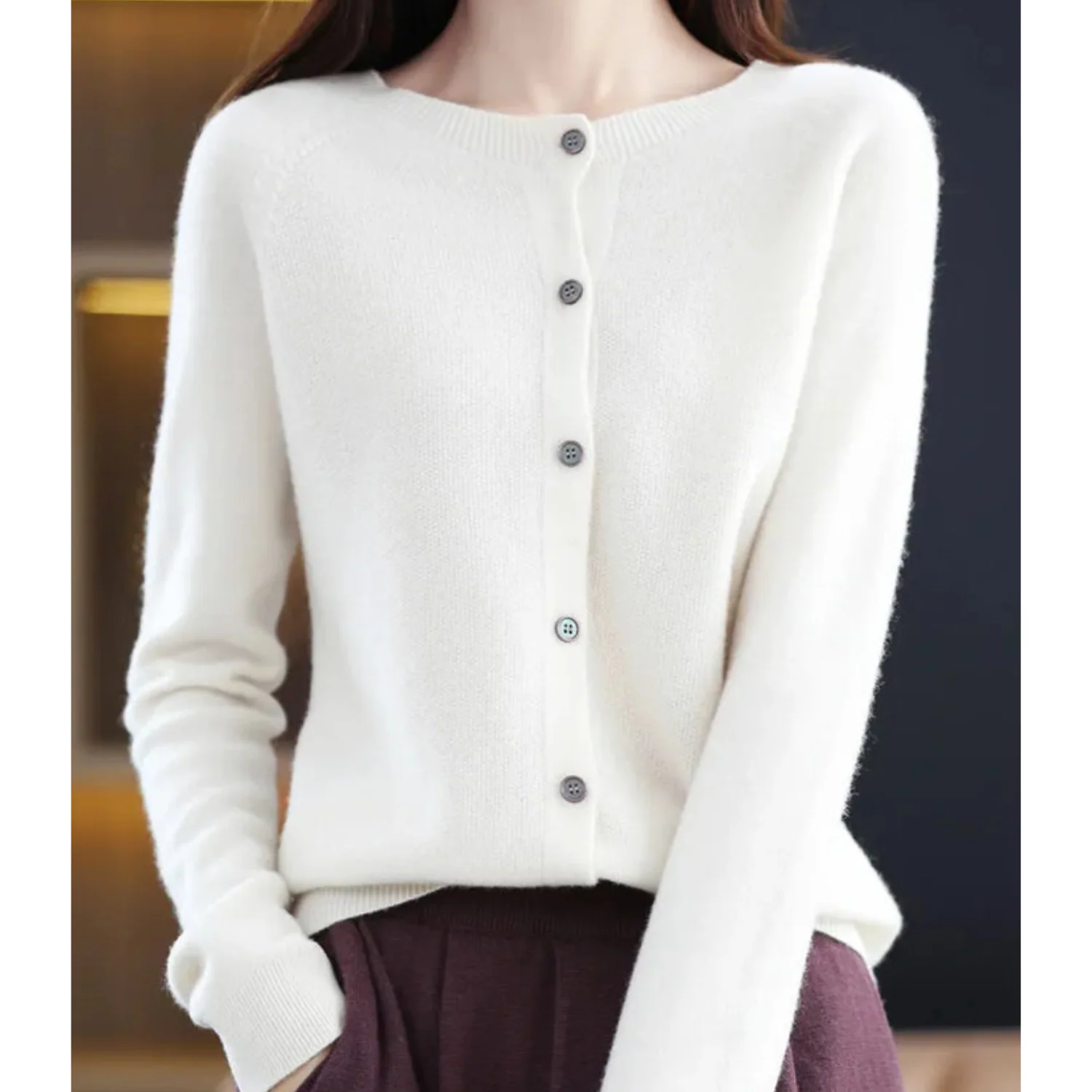 DANIELLE | Damen-Strickjacke mit Rundhalsausschnitt aus reiner Merinowolle - Image 6