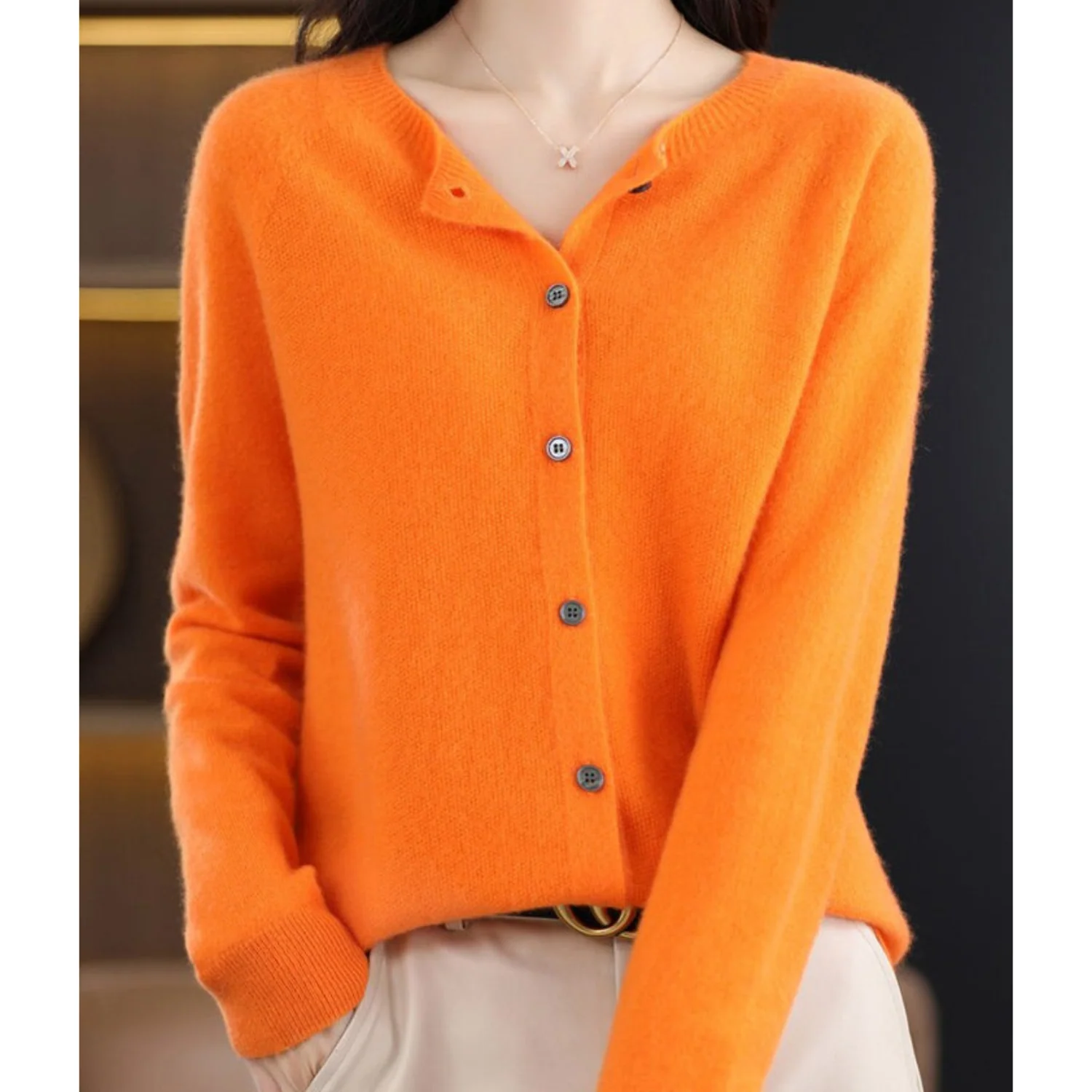 DANIELLE | Damen-Strickjacke mit Rundhalsausschnitt aus reiner Merinowolle - Image 9