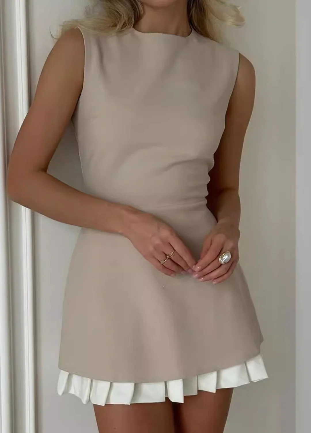 Daria | Elegantes ärmelloses Kleid mit Faltenrock für Frauen - Image 3