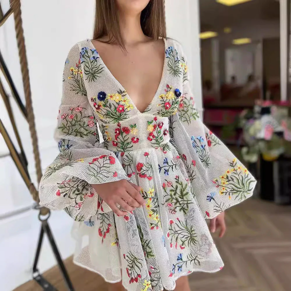 Denise- Damen Luftiges Blumenkleid mit tiefem V-Ausschnitt - Image 2