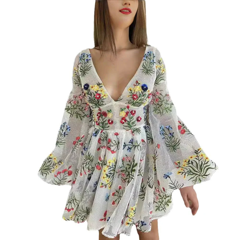 Denise- Damen Luftiges Blumenkleid mit tiefem V-Ausschnitt - Image 3