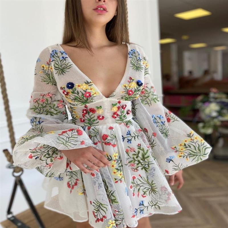 Denise- Damen Luftiges Blumenkleid mit tiefem V-Ausschnitt - Image 4