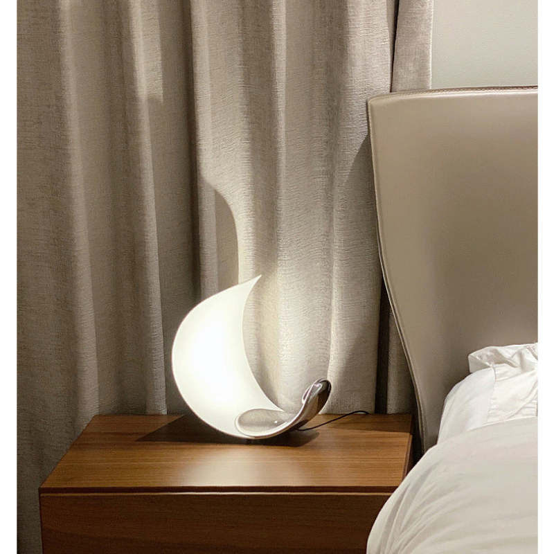 Designer Tischlampe „Halbmond“ – Modernes LED-Lichtobjekt im Mond-Design - Image 11