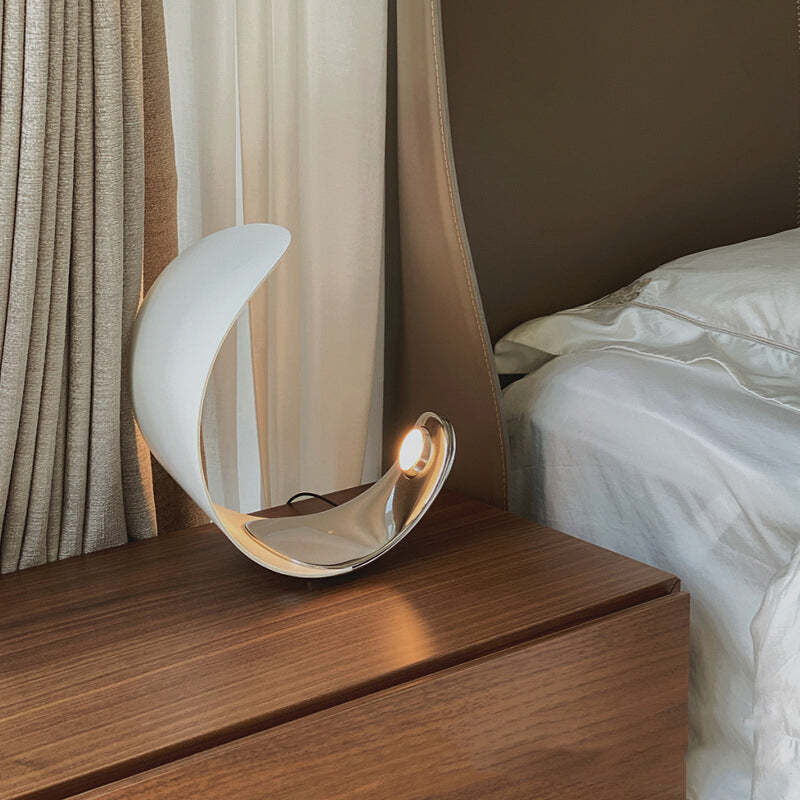 Designer Tischlampe „Halbmond“ – Modernes LED-Lichtobjekt im Mond-Design - Image 4