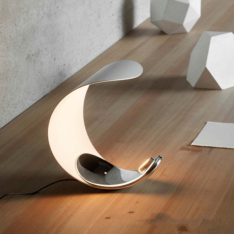 Designer Tischlampe „Halbmond“ – Modernes LED-Lichtobjekt im Mond-Design - Image 5