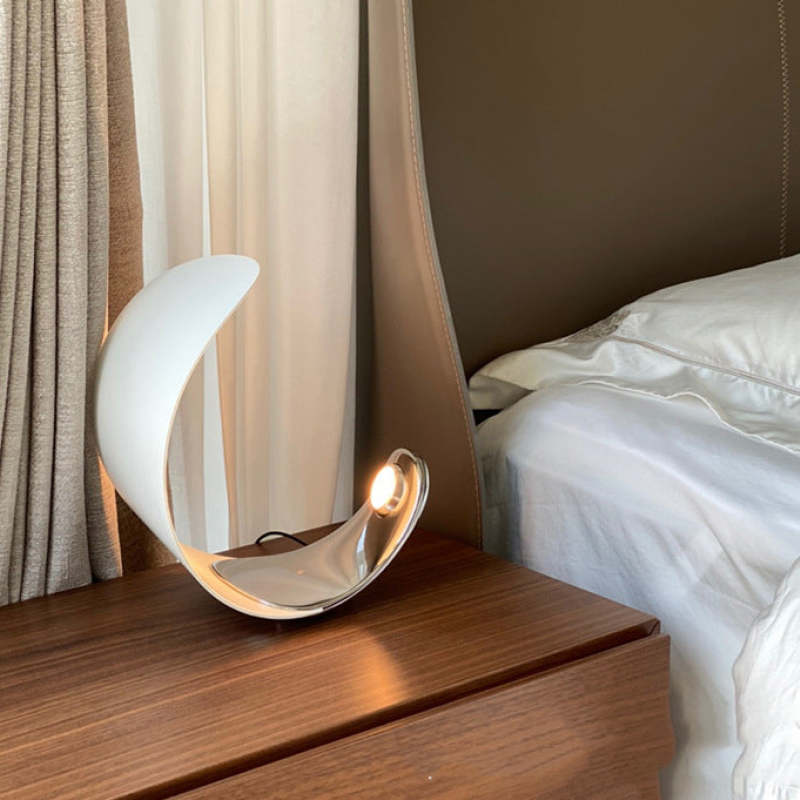 Designer Tischlampe „Halbmond“ – Modernes LED-Lichtobjekt im Mond-Design - Image 9