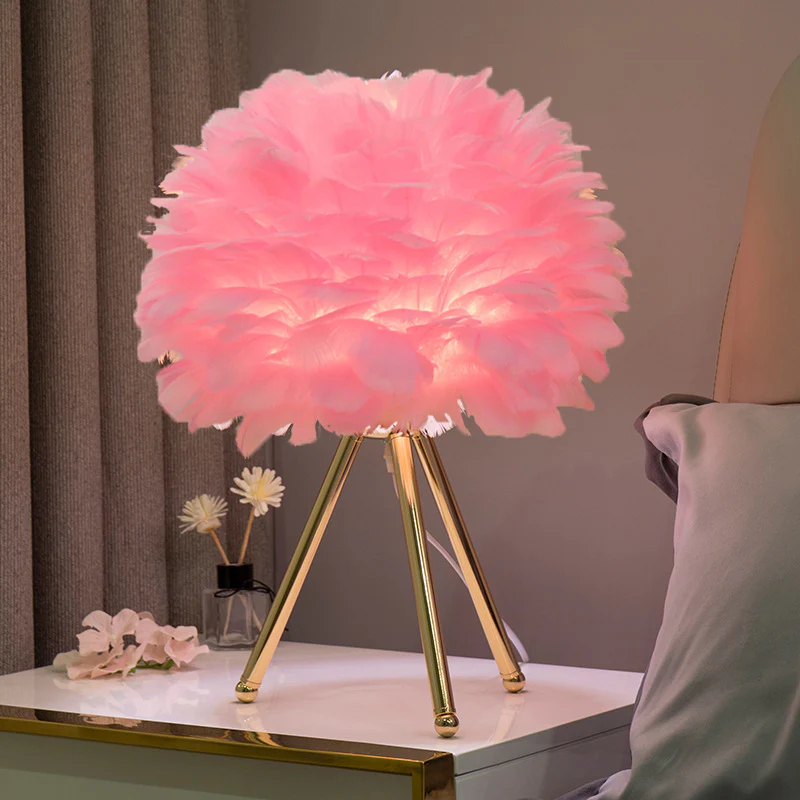 Designer Tischlampe mit Federschirm – Goldenes Stativ & Weiches Stimmungslicht - Image 11