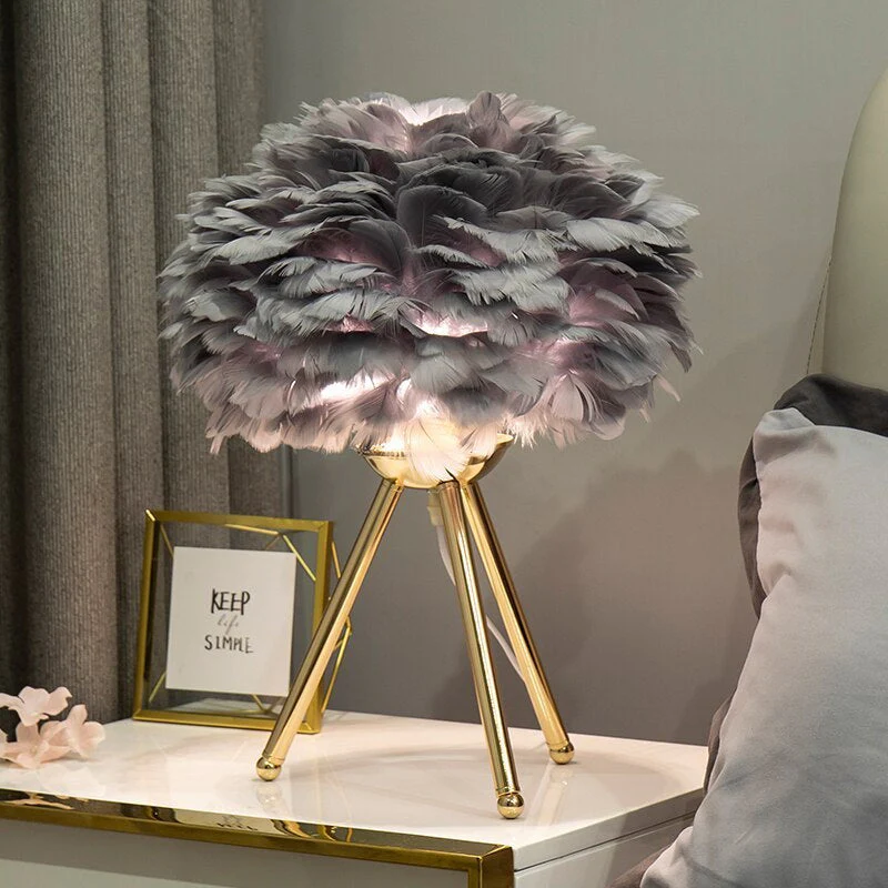 Designer Tischlampe mit Federschirm – Goldenes Stativ & Weiches Stimmungslicht - Image 3
