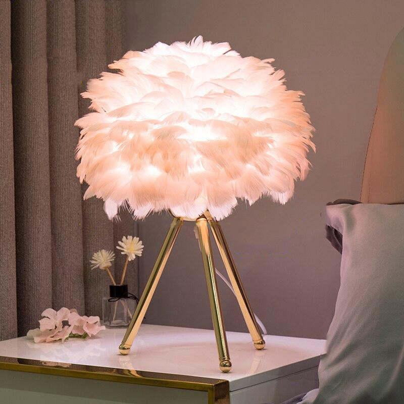 Designer Tischlampe mit Federschirm – Goldenes Stativ & Weiches Stimmungslicht - Image 4