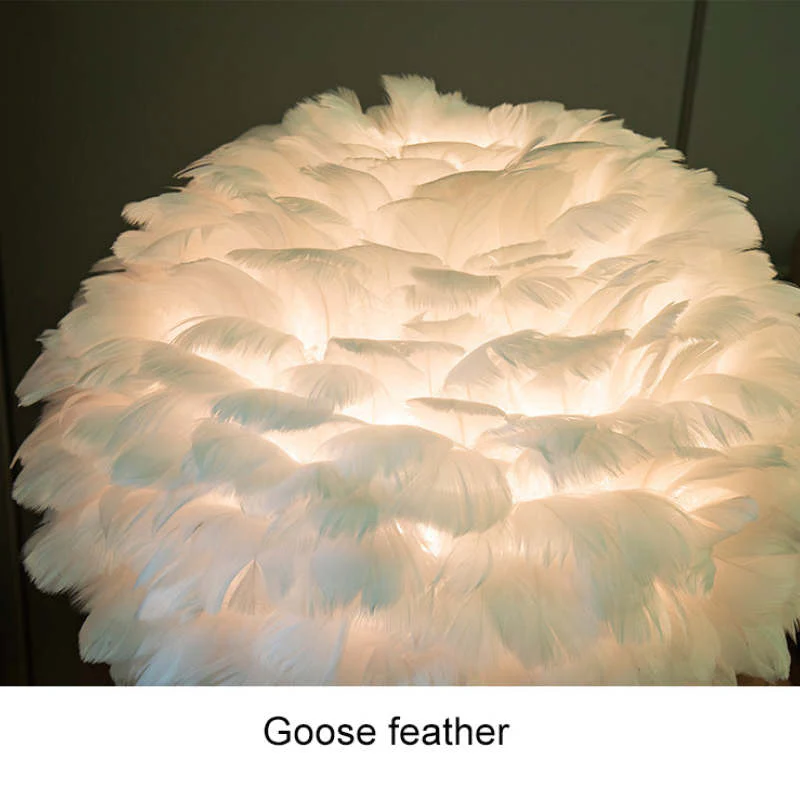 Designer Tischlampe mit Federschirm – Goldenes Stativ & Weiches Stimmungslicht - Image 5