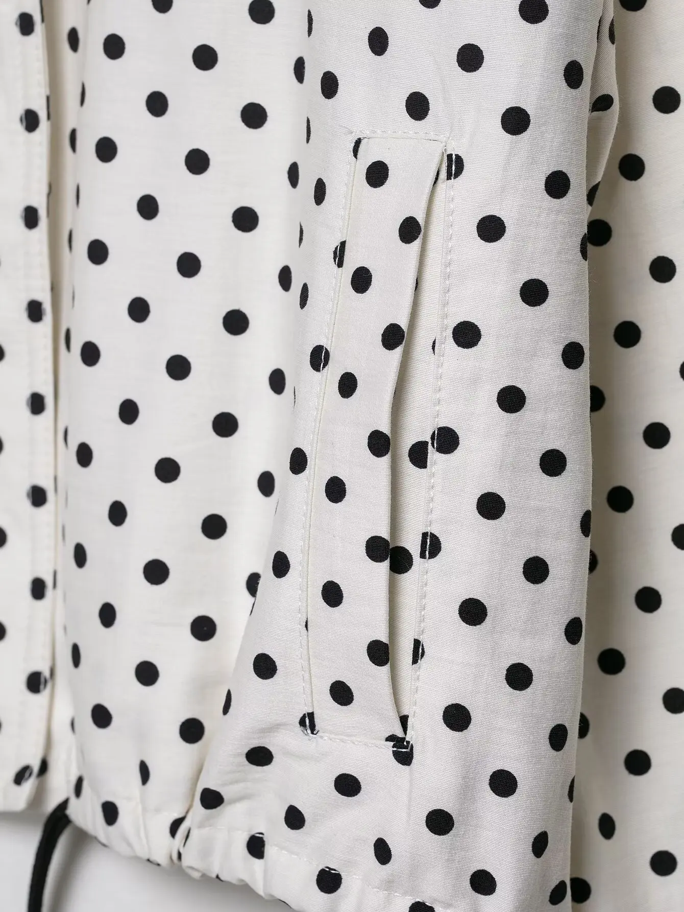 Dotty | Leichte Polka-Dot-Jacke mit Stehkragen &amp; Kordelzug - Image 10