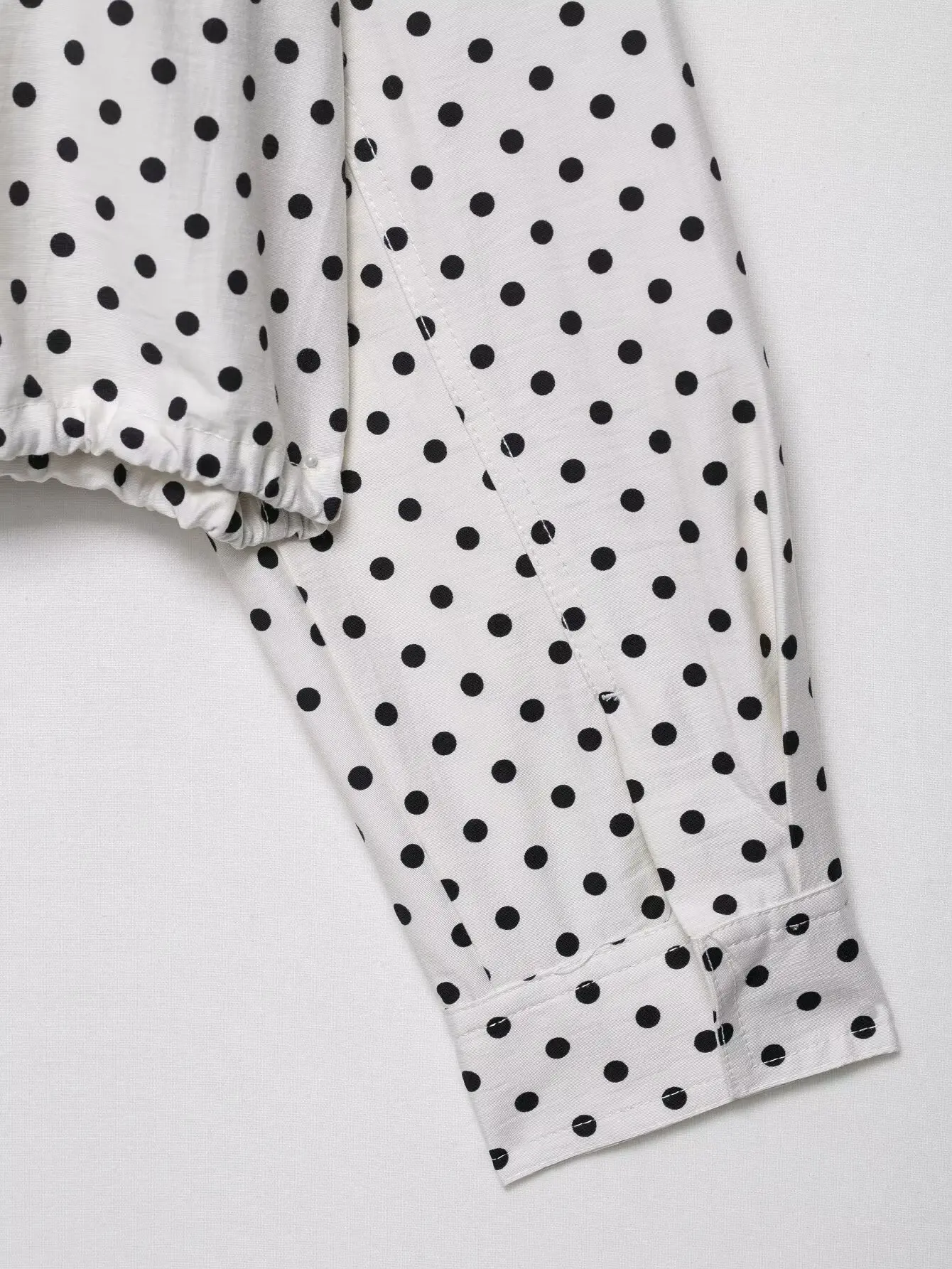 Dotty | Leichte Polka-Dot-Jacke mit Stehkragen &amp; Kordelzug - Image 12