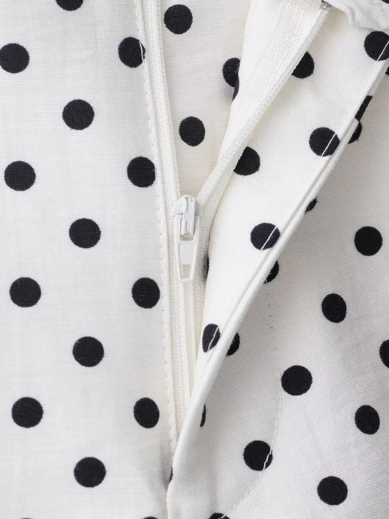 Dotty | Leichte Polka-Dot-Jacke mit Stehkragen &amp; Kordelzug - Image 13