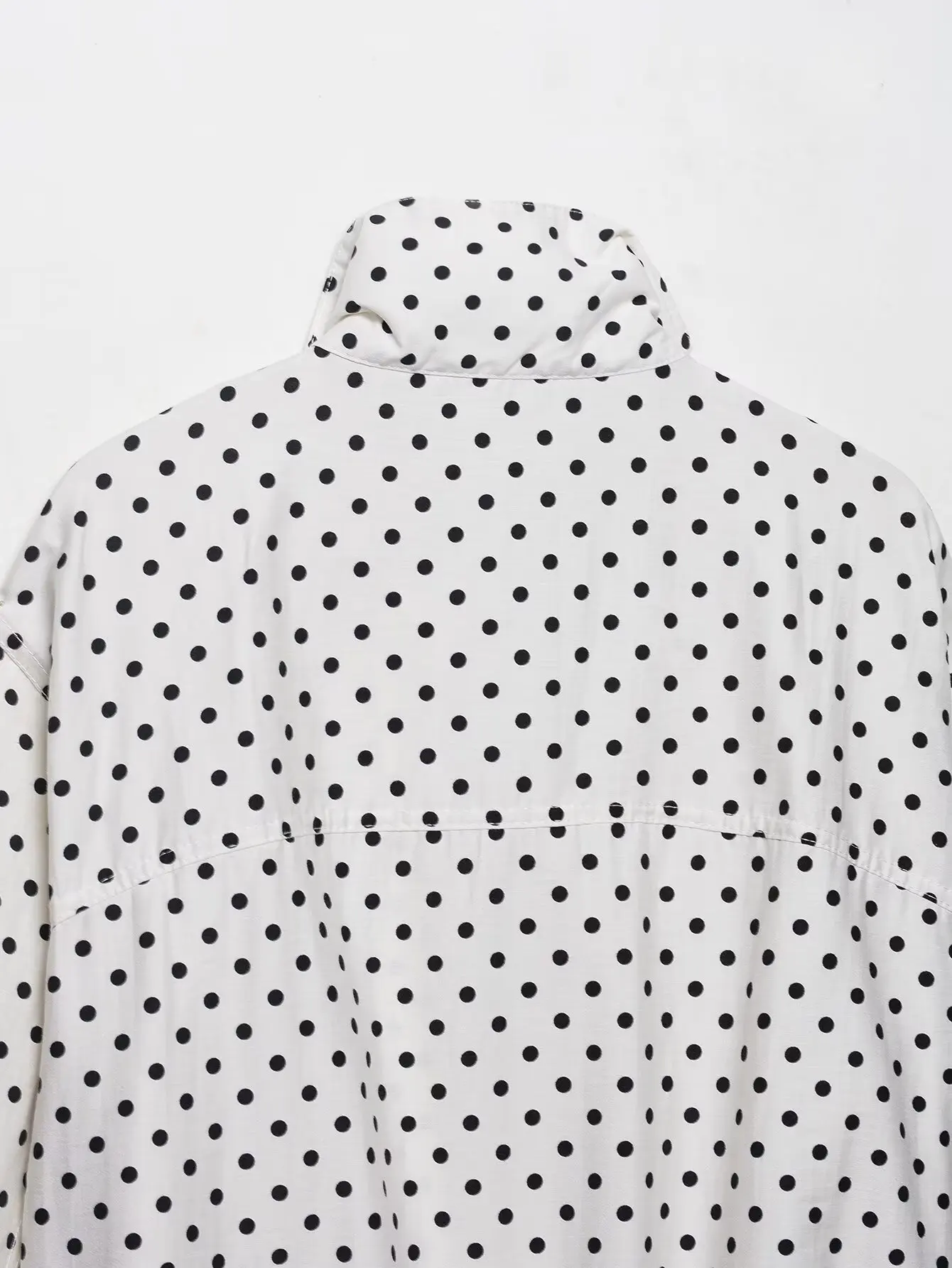 Dotty | Leichte Polka-Dot-Jacke mit Stehkragen &amp; Kordelzug - Image 5