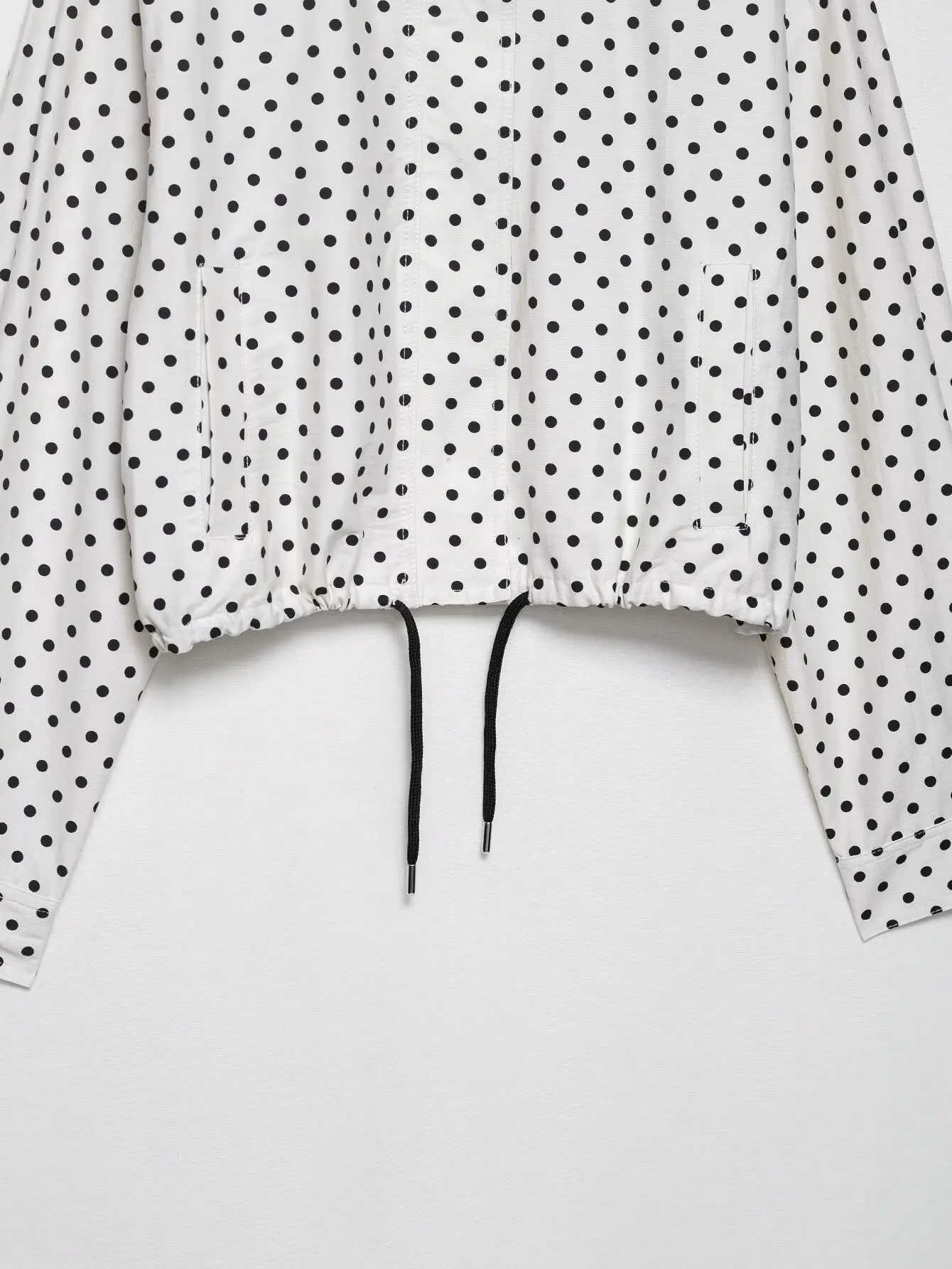 Dotty | Leichte Polka-Dot-Jacke mit Stehkragen &amp; Kordelzug - Image 7