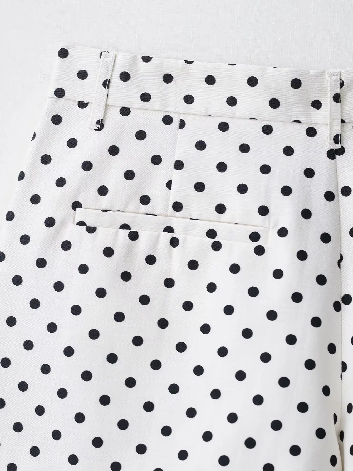 Dotty | Leichte Polka-Dot-Jacke mit Stehkragen &amp; Kordelzug - Image 8