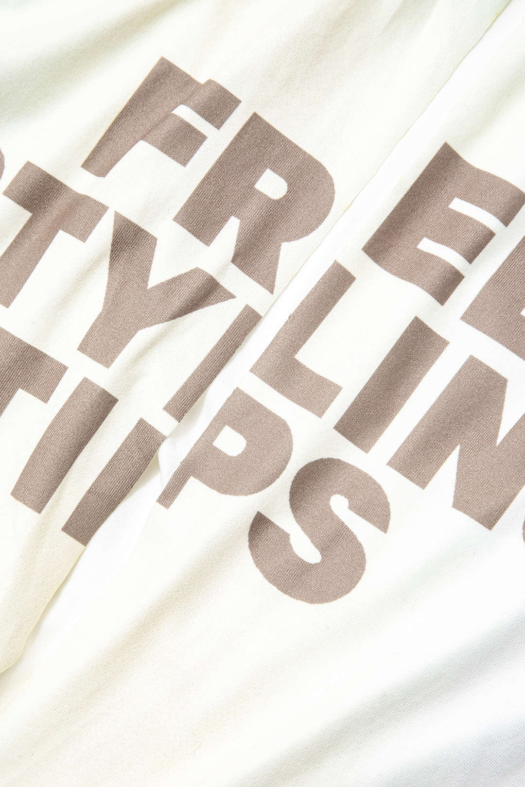 Edith | Stylisches Front-Tie-Shirt mit trendigem Schriftzug und engem Schnitt - Image 2