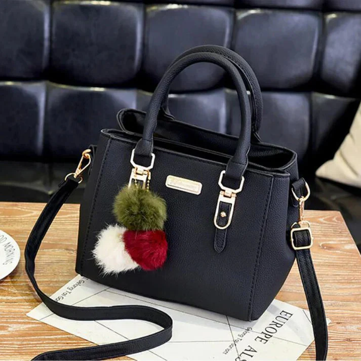 Elegante Damenhandtasche mit Anhänger und Plüschakzenten - Image 2