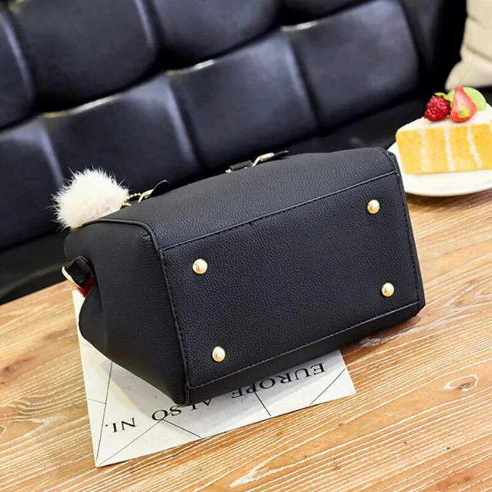 Elegante Damenhandtasche mit Anhänger und Plüschakzenten - Image 3