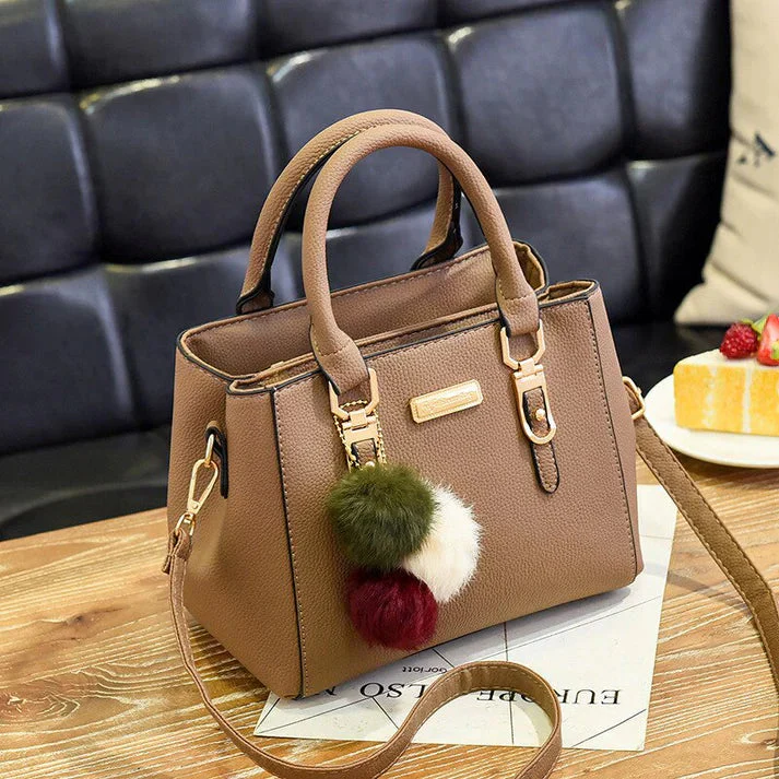 Elegante Damenhandtasche mit Anhänger und Plüschakzenten - Image 5