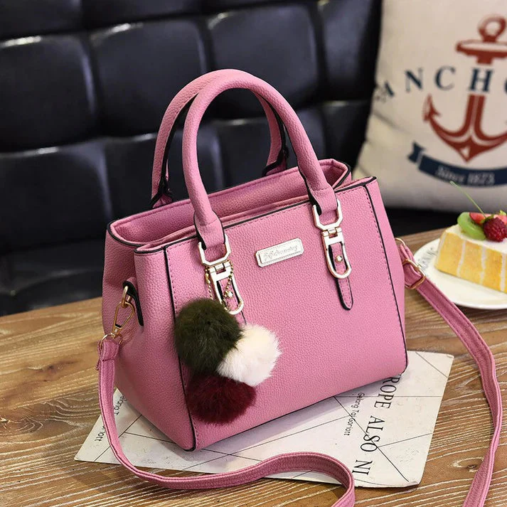 Elegante Damenhandtasche mit Anhänger und Plüschakzenten - Image 6