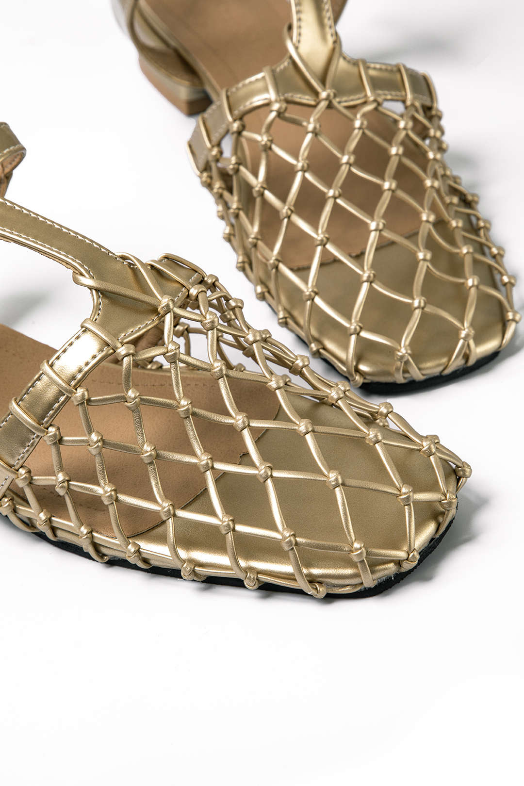 Elegante goldene Sandalen mit Netzdesign - Image 2