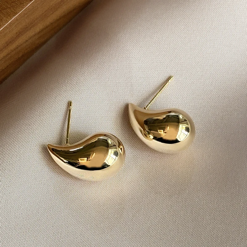 Elegante goldene Tropfenohrringe