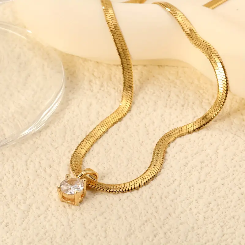 Elegante Halskette mit Strass-Anhänger in Gold - Image 3