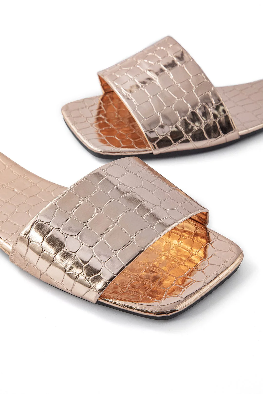 Elegante Metallic-Slides mit Krokodilleder-Prägung - Image 2