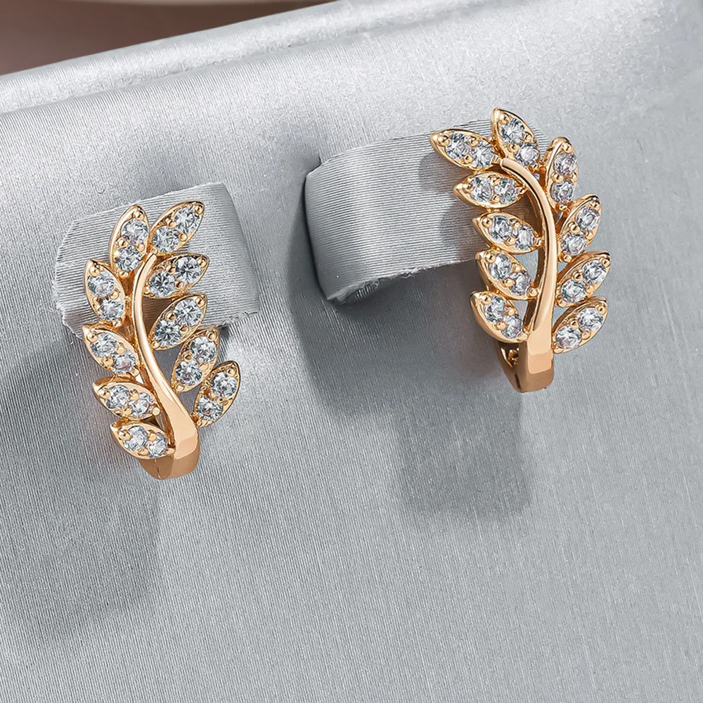 Elegante Ohrringe mit eingelegten Zirkonia-Blättern