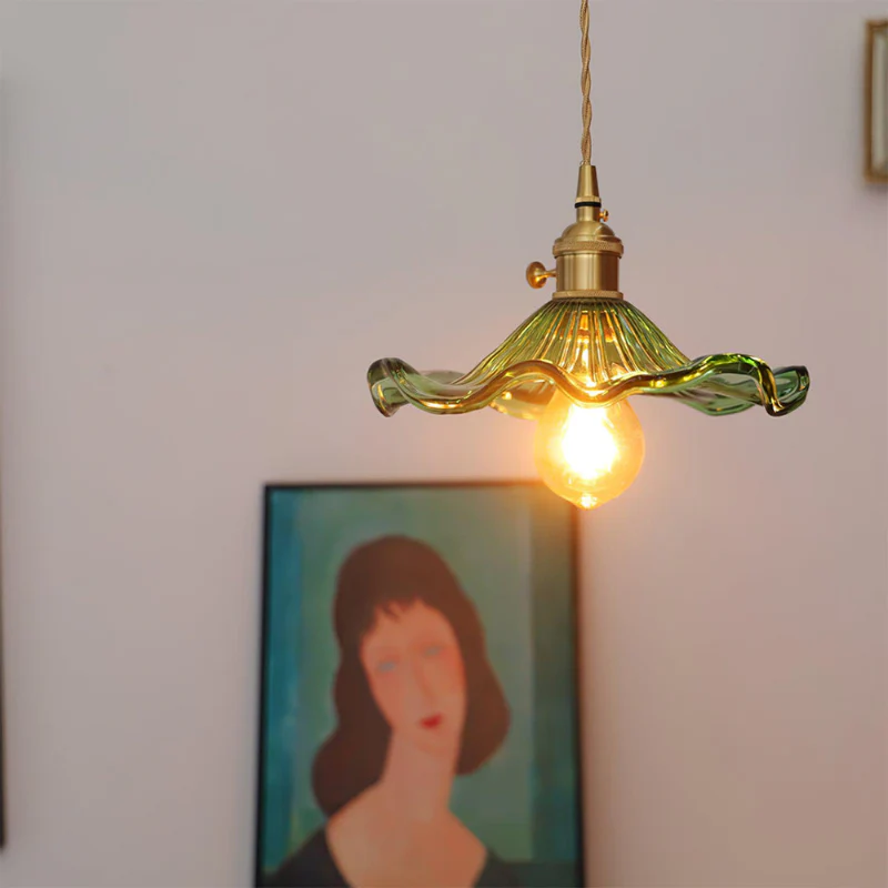 Elegante Pendelleuchte im Hibiskusblüten-Design aus Glas und Messing – Hängelampe für Ess- und Wohnzimmer - Image 3
