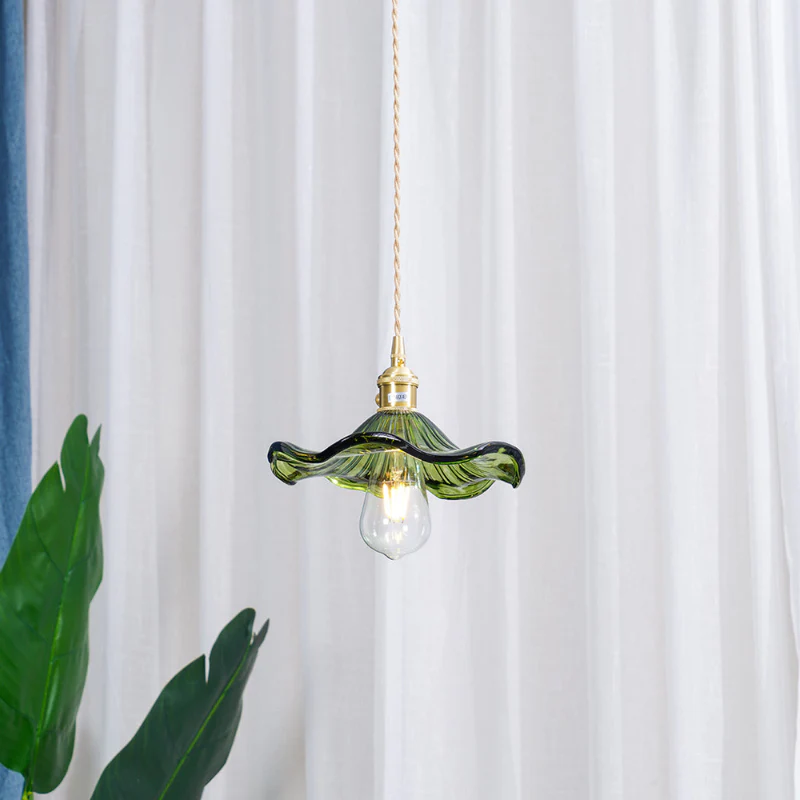 Elegante Pendelleuchte im Hibiskusblüten-Design aus Glas und Messing – Hängelampe für Ess- und Wohnzimmer - Image 4